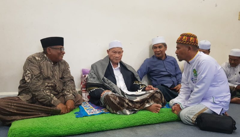 Ketua Umum Partai Adil Sejahtera (PAS) Aceh Tu Bulqaini (baju putih) kanan sedang mendengar dan memperhatikan nasehat wejangan serta masukan dari Abu Kuta Krueng di Pidie Jaya Rabu (15/2/2023).