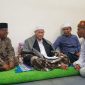 Ketua Umum Partai Adil Sejahtera (PAS) Aceh Tu Bulqaini (baju putih) kanan sedang mendengar dan memperhatikan nasehat wejangan serta masukan dari Abu Kuta Krueng di Pidie Jaya Rabu (15/2/2023).