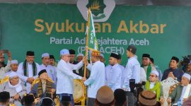 Teungku Haji Hasanoel Bashry (Abu Mudi) kiri menyerahkan bendera pataka Partai Adil Sejahtera (PAS) Aceh kepada Ketua Umum PAS Aceh Tu Bulqaini Tanjongan untuk dikibarkan hingga keseluruh pelosok Aceh untuk menegakkan amar ma'ruf nahi mungkar (foto : tim media PAS Aceh)
