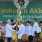Teungku Haji Hasanoel Bashry (Abu Mudi) kiri menyerahkan bendera pataka Partai Adil Sejahtera (PAS) Aceh kepada Ketua Umum PAS Aceh Tu Bulqaini Tanjongan untuk dikibarkan hingga keseluruh pelosok Aceh untuk menegakkan amar ma'ruf nahi mungkar (foto : tim media PAS Aceh)