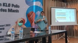 Wakil Ketua Ikatan Dokter Anak Indonesia (IDAI) Aceh, dr Aslinar saat menyampaikan materi dalam diskusi Perkembangan Kasus dan imunisasi Polio di Aceh.