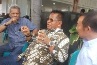 Mantan Walikota Banda Aceh Aminullah Usman (tengah) menjelaskan soal Absen Pemko Banda Aceh tahun sebelumnya pada kontestasi Adi Pura, karena Kementerian LHK menunda melaksanakan ajang tersebut di seluruh Indonesia karena Covid 19.(foto: Basrul bandapos)