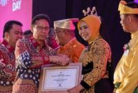 MenkesRI, Budi Gunadi Sadikin (kiri) menyerahkan penghargaan kepada Pj. Bupati Nagan Raya, Fitriany Farhas, pada peringati Hari Neglected Tropical Diseases (NTDs) Sedunia, di Grand Ballroom Taman Mini Indonesia Indah (Selasa, 21/02/2023).