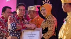 MenkesRI, Budi Gunadi Sadikin (kiri) menyerahkan penghargaan kepada Pj. Bupati Nagan Raya, Fitriany Farhas, pada peringati Hari Neglected Tropical Diseases (NTDs) Sedunia, di Grand Ballroom Taman Mini Indonesia Indah (Selasa, 21/02/2023).