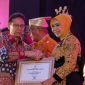 MenkesRI, Budi Gunadi Sadikin (kiri) menyerahkan penghargaan kepada Pj. Bupati Nagan Raya, Fitriany Farhas, pada peringati Hari Neglected Tropical Diseases (NTDs) Sedunia, di Grand Ballroom Taman Mini Indonesia Indah (Selasa, 21/02/2023).