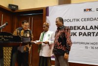 Ketua KPK RI Firli Bahuri sedang memandu Ketua Umum PAS Aceh Tgk H. Bulqaini Tanjungan dalam pendatanganan dan pembacaan ikrar deklarasi bersama integritas partai politik. Rabu (15/3/2023) di Hermes Palace Hotel Banda Aceh