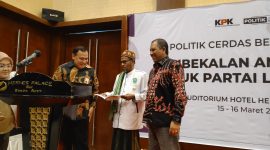 Ketua KPK RI Firli Bahuri sedang memandu Ketua Umum PAS Aceh Tgk H. Bulqaini Tanjungan dalam pendatanganan dan pembacaan ikrar deklarasi bersama integritas partai politik. Rabu (15/3/2023) di Hermes Palace Hotel Banda Aceh