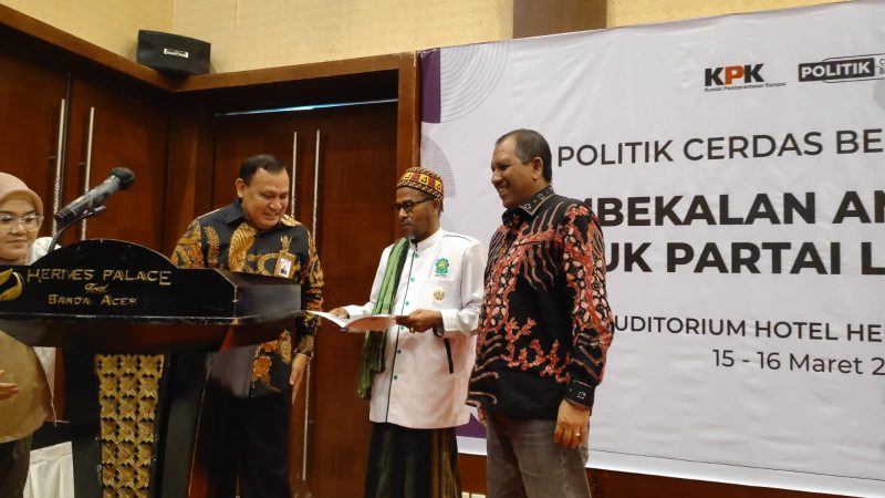 Ketua KPK RI Firli Bahuri sedang memandu Ketua Umum PAS Aceh Tgk H. Bulqaini Tanjungan dalam pendatanganan dan pembacaan ikrar deklarasi bersama integritas partai politik. Rabu (15/3/2023) di Hermes Palace Hotel Banda Aceh