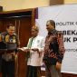 Ketua KPK RI Firli Bahuri sedang memandu Ketua Umum PAS Aceh Tgk H. Bulqaini Tanjungan dalam pendatanganan dan pembacaan ikrar deklarasi bersama integritas partai politik. Rabu (15/3/2023) di Hermes Palace Hotel Banda Aceh