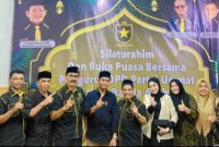 Ketua DPD Partai Ummat Kota Banda Aceh Sulaiman Yusuf melakukan foto bersama dengan sejumlah tamu dan undangan pada kegiatan silaturrahim dan buka puasa bersama Senin (10/4/2023) di sekretariat Kantor DPD Partai Ummat Kota Banda Aceh
