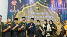 Ketua DPD Partai Ummat Kota Banda Aceh Sulaiman Yusuf melakukan foto bersama dengan sejumlah tamu dan undangan pada kegiatan silaturrahim dan buka puasa bersama Senin (10/4/2023) di sekretariat Kantor DPD Partai Ummat Kota Banda Aceh