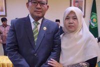 Drs H Azhari berfoto bersama istrinya. Ia sudah dilantik menjadi Kepala Kantor Wilayah Kementerian Agama (Kakanwil Kemenag) Provinsi Aceh.