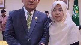Drs H Azhari berfoto bersama istrinya. Ia sudah dilantik menjadi Kepala Kantor Wilayah Kementerian Agama (Kakanwil Kemenag) Provinsi Aceh.