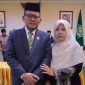 Drs H Azhari berfoto bersama istrinya. Ia sudah dilantik menjadi Kepala Kantor Wilayah Kementerian Agama (Kakanwil Kemenag) Provinsi Aceh.