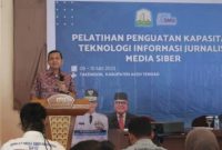 Kepala Dinas Komunikasi, Informasi dan Persandian Aceh Marwan Nusuf saat memberi sambutan pada pembukaan pelatihan penguatan teknologi informasi media siber di hotel renggali takengon Selasa (9/5/2023).
