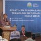 Kepala Dinas Komunikasi, Informasi dan Persandian Aceh Marwan Nusuf saat memberi sambutan pada pembukaan pelatihan penguatan teknologi informasi media siber di hotel renggali takengon Selasa (9/5/2023).