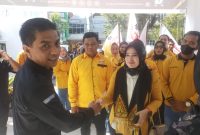 Ketua DPC Hanura Kota Banda Aceh Desi Anara Desky bersama pengurus dan simpatisan diterima oleh Staf Kantor KIP Kota Banda Aceh saat mendaftarkan Bacaleg di Kantor KIP setempat Minggu (14/5/2023).