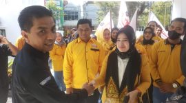 Ketua DPC Hanura Kota Banda Aceh Desi Anara Desky bersama pengurus dan simpatisan diterima oleh Staf Kantor KIP Kota Banda Aceh saat mendaftarkan Bacaleg di Kantor KIP setempat Minggu (14/5/2023).