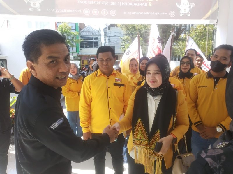 Ketua DPC Hanura Kota Banda Aceh Desi Anara Desky bersama pengurus dan simpatisan diterima oleh Staf Kantor KIP Kota Banda Aceh saat mendaftarkan Bacaleg di Kantor KIP setempat Minggu (14/5/2023).