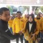 Ketua DPC Hanura Kota Banda Aceh Desi Anara Desky bersama pengurus dan simpatisan diterima oleh Staf Kantor KIP Kota Banda Aceh saat mendaftarkan Bacaleg di Kantor KIP setempat Minggu (14/5/2023).