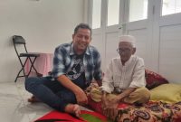 Tokoh Muda Aceh Jaya Amal Hasan, SE, M.Si saat berkunjung ke kediaman Nyan Sandang penyumbang harta benda untuk membeli pesawat udara Seulawah RI 001