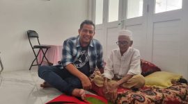 Tokoh Muda Aceh Jaya Amal Hasan, SE, M.Si saat berkunjung ke kediaman Nyan Sandang penyumbang harta benda untuk membeli pesawat udara Seulawah RI 001
