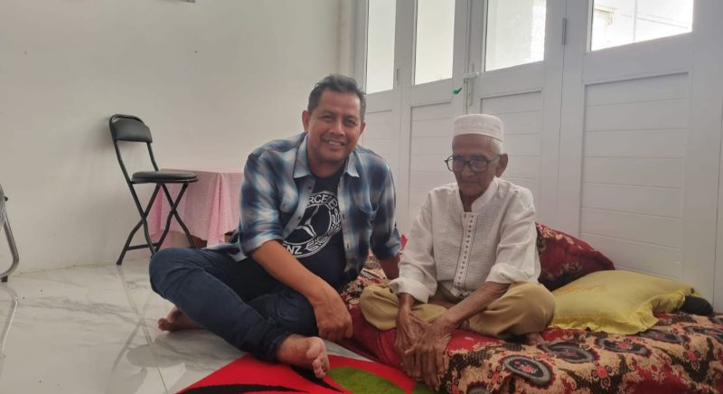 Tokoh Muda Aceh Jaya Amal Hasan, SE, M.Si saat berkunjung ke kediaman Nyan Sandang penyumbang harta benda untuk membeli pesawat udara Seulawah RI 001