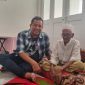 Tokoh Muda Aceh Jaya Amal Hasan, SE, M.Si saat berkunjung ke kediaman Nyan Sandang penyumbang harta benda untuk membeli pesawat udara Seulawah RI 001