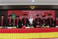 Dahrina M (tengah) melakukan foto bersama dengan tim penguji usai pemaparan desertasi pada sidang terbuka dalam rangka promosi Doktor di Aula Gedung Pasca Sarjana UIN Ar-Raniry Darussalam Banda Aceh Jumat (7/7/2023).