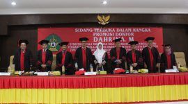 Dahrina M (tengah) melakukan foto bersama dengan tim penguji usai pemaparan desertasi pada sidang terbuka dalam rangka promosi Doktor di Aula Gedung Pasca Sarjana UIN Ar-Raniry Darussalam Banda Aceh Jumat (7/7/2023).