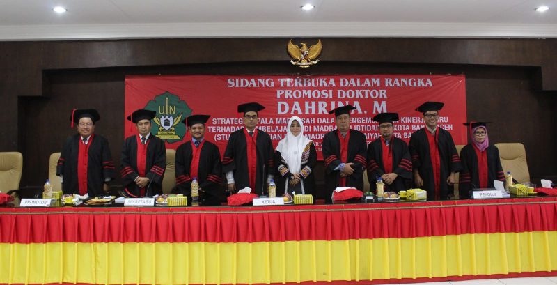 Dahrina M (tengah) melakukan foto bersama dengan tim penguji usai pemaparan desertasi pada sidang terbuka dalam rangka promosi Doktor di Aula Gedung Pasca Sarjana UIN Ar-Raniry Darussalam Banda Aceh Jumat (7/7/2023).