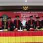 Dahrina M (tengah) melakukan foto bersama dengan tim penguji usai pemaparan desertasi pada sidang terbuka dalam rangka promosi Doktor di Aula Gedung Pasca Sarjana UIN Ar-Raniry Darussalam Banda Aceh Jumat (7/7/2023).