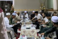 Dek Gam dan keluarga besar Sinar Desa Leupung bersama ulama di Ruang VIP Bandara SIM Blang Bintang, Aceh Besar menjelang terbang ke Tanah Suci, Minggu pagi (6/8/2023). (Foto Dok: PT.Tabarak Abu Zubair)