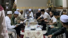 Dek Gam dan keluarga besar Sinar Desa Leupung bersama ulama di Ruang VIP Bandara SIM Blang Bintang, Aceh Besar menjelang terbang ke Tanah Suci, Minggu pagi (6/8/2023). (Foto Dok: PT.Tabarak Abu Zubair)