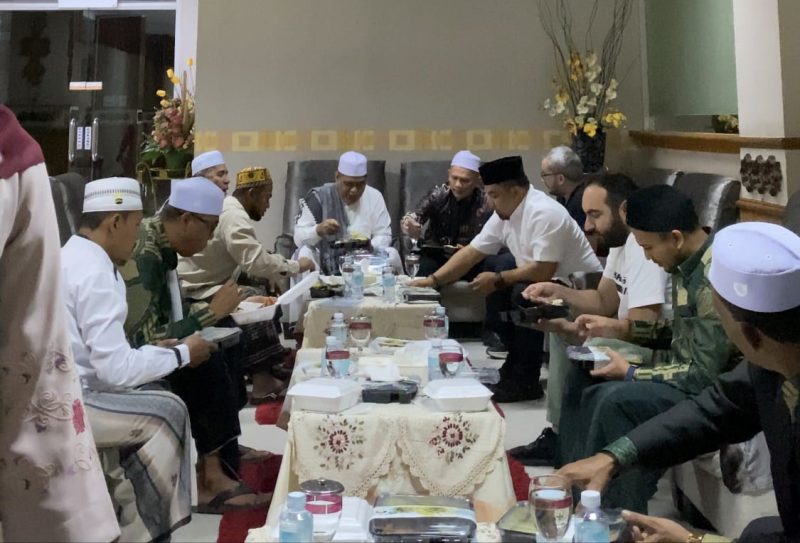 Dek Gam dan keluarga besar Sinar Desa Leupung bersama ulama di Ruang VIP Bandara SIM Blang Bintang, Aceh Besar menjelang terbang ke Tanah Suci, Minggu pagi (6/8/2023). (Foto Dok: PT.Tabarak Abu Zubair)