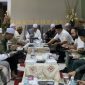 Dek Gam dan keluarga besar Sinar Desa Leupung bersama ulama di Ruang VIP Bandara SIM Blang Bintang, Aceh Besar menjelang terbang ke Tanah Suci, Minggu pagi (6/8/2023). (Foto Dok: PT.Tabarak Abu Zubair)