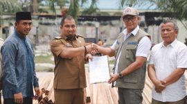 Pj Bupati Aceh Besar Muhammad Iswanto S.STP, MM menyerahkan bantuan material dari Gubernur Aceh yang diterima Kalaksa BPBA Aceh Dr. Ir. Ilyas, MP  untuk pembangunan sementara Ponpes Modern Gontor 8 di  Kecamatan Seulimuem, Aceh Besar, Selasa (12/9/2023).