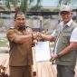 Pj Bupati Aceh Besar Muhammad Iswanto S.STP, MM menyerahkan bantuan material dari Gubernur Aceh yang diterima Kalaksa BPBA Aceh Dr. Ir. Ilyas, MP  untuk pembangunan sementara Ponpes Modern Gontor 8 di  Kecamatan Seulimuem, Aceh Besar, Selasa (12/9/2023).