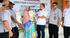 Pj Bupati Aceh Besar, Muhammad Iswanto bersama Plt Pemimpin Wilayah Perum Bulog Kanwil Aceh, Hafizhsyah me-lauching dan sekaligus penyerahan bantuan cadangan beras kepada 54 warga di Cabang Pembantu Kantor PT Pos Gampong Lam Asan, Kecamatan Kutabaro, Aceh Besar, Rabu (13/9/2023). (Foto MC Aceh Besar)