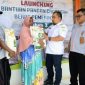 Pj Bupati Aceh Besar, Muhammad Iswanto bersama Plt Pemimpin Wilayah Perum Bulog Kanwil Aceh, Hafizhsyah me-lauching dan sekaligus penyerahan bantuan cadangan beras kepada 54 warga di Cabang Pembantu Kantor PT Pos Gampong Lam Asan, Kecamatan Kutabaro, Aceh Besar, Rabu (13/9/2023). (Foto MC Aceh Besar)