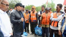 Pj Bupati Aceh Besar, Muhammad Iswanto didampingi Kadis Perhubungan Aceh Besar, Azhari dan Kepala Bank Aceh Syariah Capem Lambaro, Kunindra Hasyim memberikan bantuan beras kepada juru parkir di halaman Mall Pelayanan Publik (MPP) Aceh Besar, Lambaro, Jumat (15/9/2023). (Foto MC Aceh Besar)