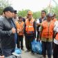 Pj Bupati Aceh Besar, Muhammad Iswanto didampingi Kadis Perhubungan Aceh Besar, Azhari dan Kepala Bank Aceh Syariah Capem Lambaro, Kunindra Hasyim memberikan bantuan beras kepada juru parkir di halaman Mall Pelayanan Publik (MPP) Aceh Besar, Lambaro, Jumat (15/9/2023). (Foto MC Aceh Besar)