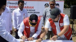 Pj Bupati Aceh Besar, Muhammad Iswanto SSTP MM bersama Ketua Palang Merah (PMI) Aceh Besar, Ir. Mawardi Ali melakukan penandatangan kerjasama Pemkab Aceh Besar dengan PMI Aceh Besar dalam pada Apel Siaga dalam rangka HUT PMI Ke-78 Aceh Besar di Markas PMI, Gampong Bada, Kecamatan Ingin Jaya, Aceh Besar Minggu, (17/09/2023). Foto : MC ACEH BESAR