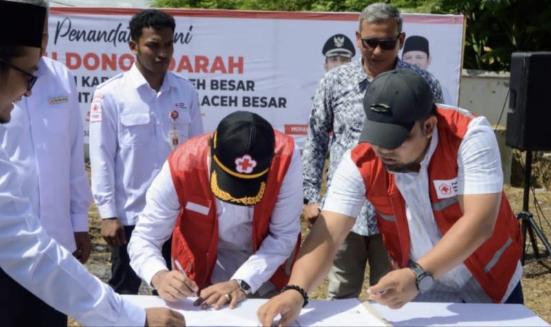 Pj Bupati Aceh Besar, Muhammad Iswanto SSTP MM bersama Ketua Palang Merah (PMI) Aceh Besar, Ir. Mawardi Ali melakukan penandatangan kerjasama Pemkab Aceh Besar dengan PMI Aceh Besar dalam pada Apel Siaga dalam rangka HUT PMI Ke-78 Aceh Besar di Markas PMI, Gampong Bada, Kecamatan Ingin Jaya, Aceh Besar Minggu, (17/09/2023). Foto : MC ACEH BESAR