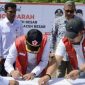 Pj Bupati Aceh Besar, Muhammad Iswanto SSTP MM bersama Ketua Palang Merah (PMI) Aceh Besar, Ir. Mawardi Ali melakukan penandatangan kerjasama Pemkab Aceh Besar dengan PMI Aceh Besar dalam pada Apel Siaga dalam rangka HUT PMI Ke-78 Aceh Besar di Markas PMI, Gampong Bada, Kecamatan Ingin Jaya, Aceh Besar Minggu, (17/09/2023). Foto : MC ACEH BESAR