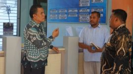 Sekda Kabupaten Aceh Besar Drs Sulaimi MSi berkomunikasi dengan Camat Sukamakmur Azhari SH MSi saat melakukan inspeksi mendadak di kantor Camat setempat, Reuhat Tuha, Kamis (14/9/2023).