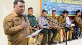 Sekdakab Aceh Besar, Drs.Sulaimi, M.Si memberikan sambutan dalam acara serah terima mahasiswa UIN Ar-Raniry yang melaksanakan Kuliah Kerja Nyata (KKN) di halaman Kantor Camat, Blang Bintang, Aceh Besar, Senin (18/09/2023).