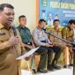 Sekdakab Aceh Besar, Drs.Sulaimi, M.Si memberikan sambutan dalam acara serah terima mahasiswa UIN Ar-Raniry yang melaksanakan Kuliah Kerja Nyata (KKN) di halaman Kantor Camat, Blang Bintang, Aceh Besar, Senin (18/09/2023).