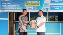 Dirut PDAM Tirta Mountala, Aceh Besar, Ir Sulaiman MSi memberikan cindera mata kepada Pj Bupati Aceh Besar, Muhammad Iswanto SSTP MM dalam acara Launching Mobile MYMonuntala di Halaman Kantor PDAM Tirta Mountala Aceh Besar, Kota Jantho, Rabu (20/9/2023)