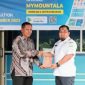 Dirut PDAM Tirta Mountala, Aceh Besar, Ir Sulaiman MSi memberikan cindera mata kepada Pj Bupati Aceh Besar, Muhammad Iswanto SSTP MM dalam acara Launching Mobile MYMonuntala di Halaman Kantor PDAM Tirta Mountala Aceh Besar, Kota Jantho, Rabu (20/9/2023)